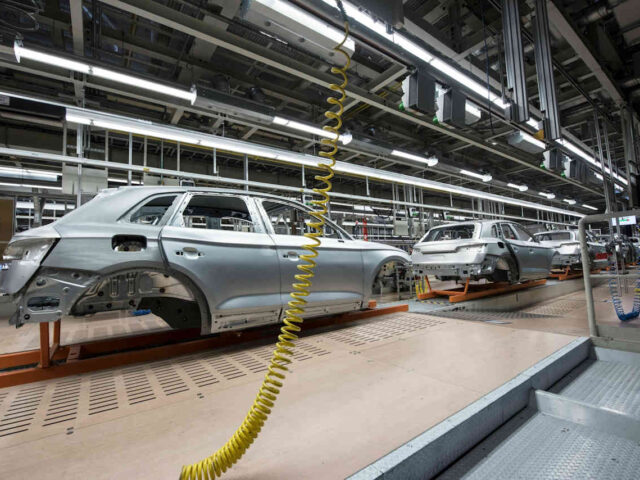 Wdrażanie automatyzacji w produkcji – na co zwrócić uwagę podczas realizacji zlecenia