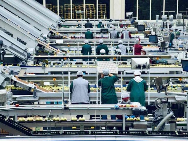 Co decyduje o rozmieszczeniu maszyn w zakładzie produkcyjnym?